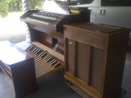 Hammond RT3 only few in SA
with 2 Tone cabinets and 32 radial concave pedal.
Sold to Mr.Clarke for his chapel in KZN
